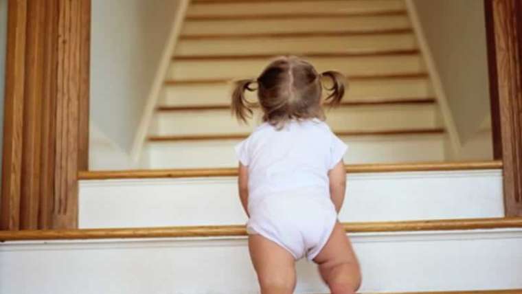 four methods to guard your youngsters from falling on the steps