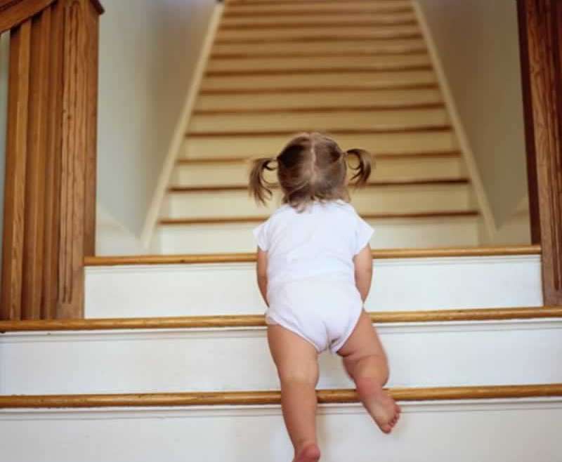 four methods to guard your youngsters from falling on the steps