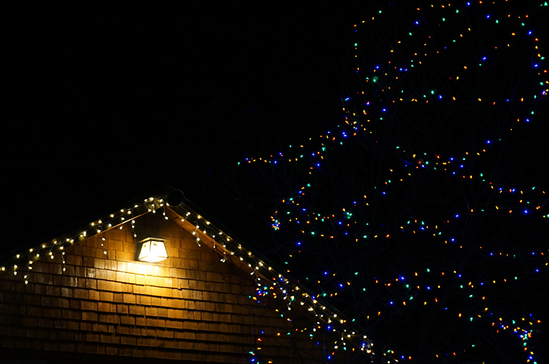 Learn how to dangle out of doors Christmas lights